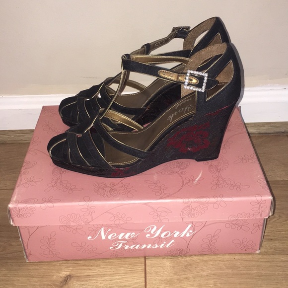 Caged Chinese style buckled wedge heel - Picture 3 of 7